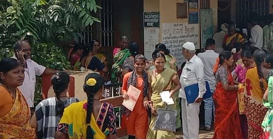 ಚಳ್ಳಕೆರೆಯಲ್ಲಿ ಗೃಹಲಕ್ಷ್ಮೀ ಯೋಜನೆಯ ಅರ್ಜಿಗಳ ಪರಿಶೀಲನೆ ವೇಳೆ ಗುರುವಾರ ನೂಕುನುಗ್ಗಲು ಉಂಟಾಯಿತು