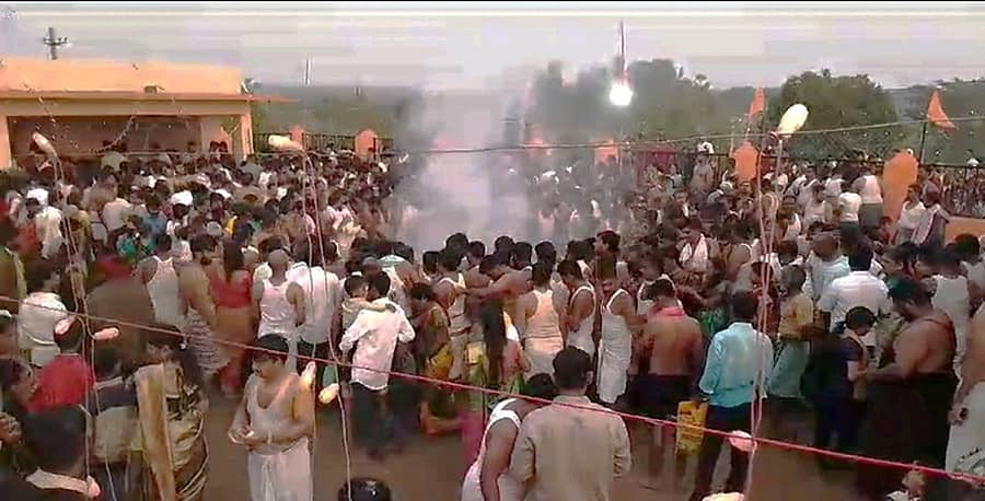 ಚಿಟಗುಪ್ಪ ತಾಲ್ಲೂಕಿನ ಚಾಂಗಲೇರಾ ವೀರಭದ್ರೇಶ್ವರ ದೇಗುಲದ ತೇರು ಮೈದಾನದ ಆವರಣದಲ್ಲಿಯ ಅಗ್ನಿ ಕುಂಡದಲ್ಲಿ ದೇವರು ಕೆಂಡ ಹಾಯ್ದರು