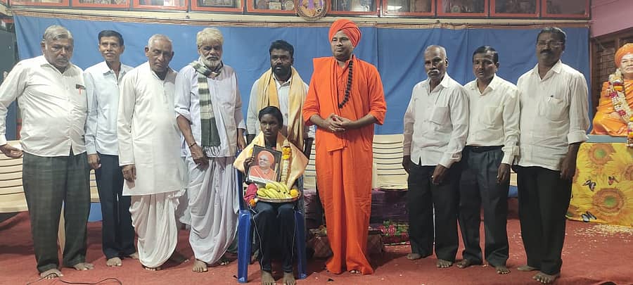 ನರಗುಂದ ತಾಲ್ಲೂಕಿನ ಭೈರನಹಟ್ಟಿ ದೊರೆಸ್ವಾಮಿ ವಿರಕ್ತಮಠದಲ್ಲಿ ನಡೆದ ಶಿವಾನುಭವ ಹಾಗೂ ತೋಂಟದ ಸಿದ್ಧಲಿಂಗ ಶ್ರೀಗಳ 5ನೇ ಪುಣ್ಯಸ್ಮರಣೋತ್ಸವದಲ್ಲಿ ಪ್ರಾಥಮಿಕ ವಿಭಾಗದಲ್ಲಿ ಉದ್ದಜಿಗಿತದಲ್ಲಿ ರಾಜ್ಯಮಟ್ಟಕ್ಕೆ ಆಯ್ಕೆಯಾದ ಅಂಜಿತಾ ಚಲವಾದಿಯನ್ನು ಸನ್ಮಾನಿಸಲಾಯಿತು