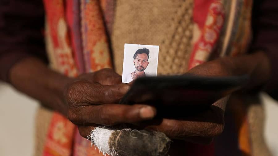 <div class="paragraphs"><p>ಮಗನ ಪಾಸ್ಪೋರ್ಟ್ ಸೈಜ್ ಫೋಟೊ ಹಿಡಿದು ನಿಂತಿರುವ ತಂದೆ ಚೌಧರಿ</p></div>