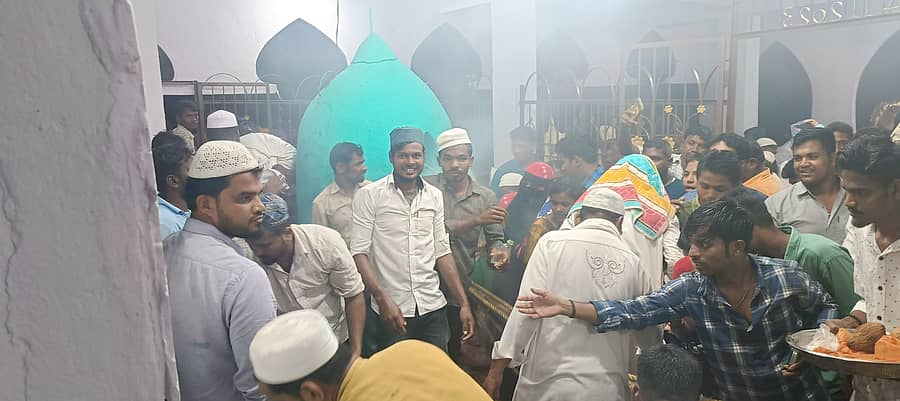 ಕವಿತಾಳದಲ್ಲಿ ಗುರುವಾರ ನಡೆದ ಲಾಡ್ಲೇ ಮಶಾಕ್ ದರ್ಗಾ ಉರುಸ್ನಲ್ಲಿ ಭಕ್ತರು ಪಾಲ್ಗೊಂಡಿರುವುದು.