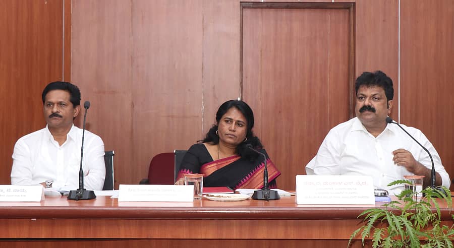 ಕಾರವಾರದಲ್ಲಿ ನಡೆದ ಬರ ನಿರ್ವಹಣೆ ಪೂರ್ವಭಾವಿ ಸಭೆಯಲ್ಲಿ ಜಿಲ್ಲಾ ಉಸ್ತುವಾರಿ ಸಚಿವ ಮಂಕಾಳ ವೈದ್ಯ ಮಾತನಾಡಿದರು. ಶಾಸಕ ಭೀಮಣ್ಣ ನಾಯ್ಕ, ಜಿಲ್ಲಾಧಿಕಾರಿ ಗಂಗೂಬಾಯಿ ಮಾನಕರ್ ಇದ್ದರು