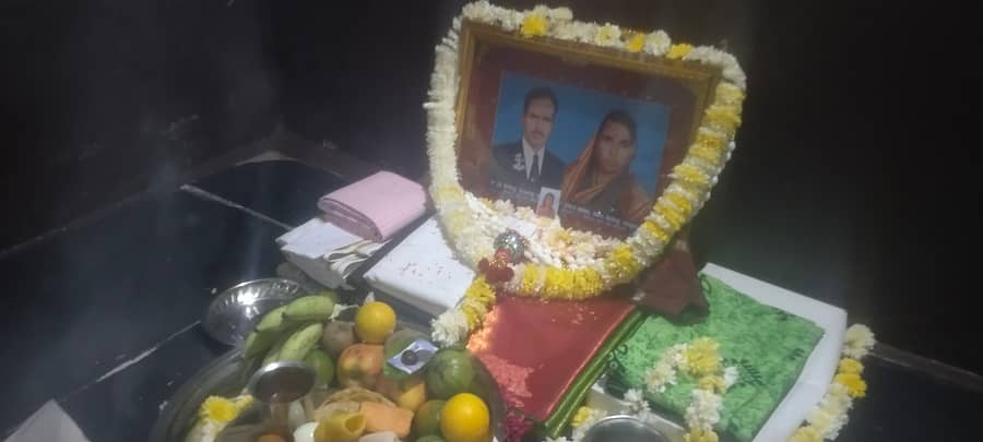 ಡಂಬಳದಲ್ಲಿ ದೀಪಾವಳಿ ಹಬ್ಬದ ಅಂಗವಾಗಿ ಹಿರಿಯರ ಭಾವಚಿತ್ರಕ್ಕೆ ಪೂಜೆ ಸಲ್ಲಿಸುವ ಮೂಲಕ ಅವರನ್ನು ಸ್ಮರಣೆ ಮಾಡಿರುವ ಚಿತ್ರಣ.