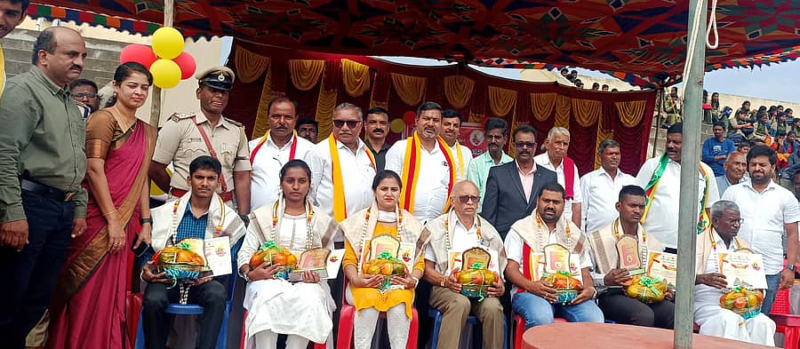 <div class="paragraphs"><p>ಆಲೂರಿನಲ್ಲಿ ನಡೆದ ಕನ್ನಡ ರಾಜ್ಯೋತ್ಸವ ಸಮಾರಂಭದಲ್ಲಿ ಕ್ರೀಡಾಪಟು ಪ್ರೀತಮ್, ಸಮಾಜ ಸೇವಕ ಅಜ್ಜೇನಹಳ್ಳಿ ರಂಗಯ್ಯ, ವಿದ್ಯಾರ್ಥಿಗಳಾದ ಗಾನವಿ, ವೇದಶ್ರೀ, ಡಾ. ಜಯರಾಜ್, ಕಾರ್ಮಿಕ ಸಂಘದ ಅಧ್ಯಕ್ಷ ಆನಂದ, ಸಾಹಿತಿ ಹೆಚ್. ಡಿ. ಚಿಂತನ್ ರವರನ್ನು ಸನ್ಮಾನಿಸಲಾಯಿತು.&nbsp; &nbsp;</p></div>