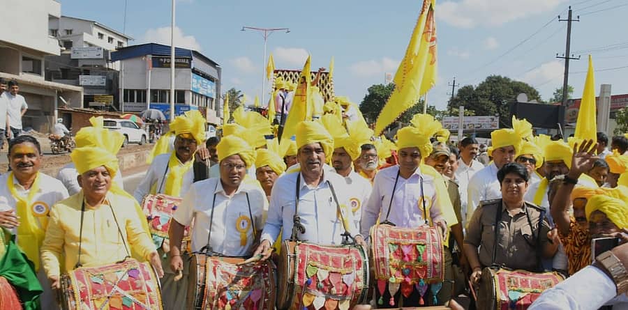 ಬೆಳಗಾವಿಯಲ್ಲಿ ಗುರುವಾರ ನಡೆದ ಕನಕದಾಸರ ಭಾವಚಿತ್ರದ ಮೆರವಣಿಗೆಗೆ ಶಾಸಕ ಆಸೀಫ್ ಸೇಠ್ ಚಾಲನೆ ನೀಡಿದರು