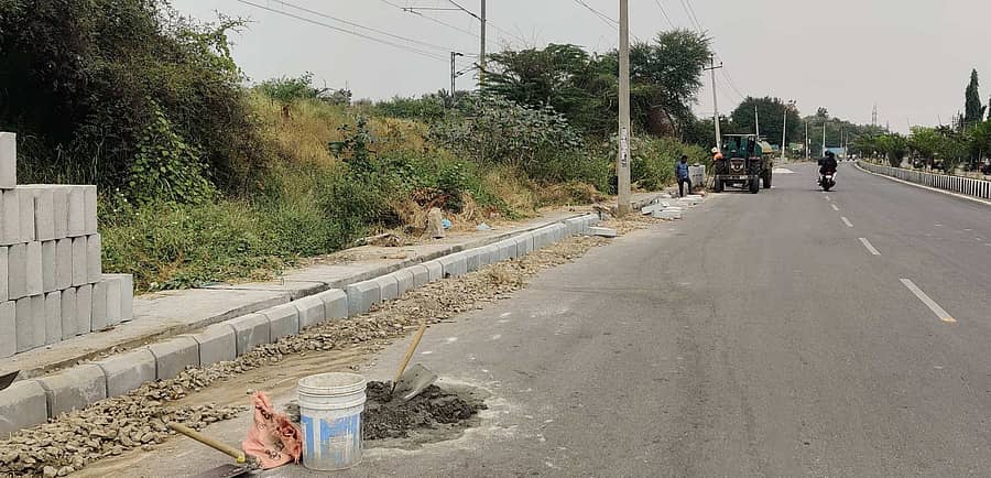 ಗೌರಿಬಿದನೂರು ನಗರದ ಮುಖ್ಯ ರಸ್ತೆಯ ಪಕ್ಕದಲ್ಲಿ ನಡೆಯುತ್ತಿರುವ ಫುಟ್ಪಾತ್ ಕಾಮಗಾರಿ