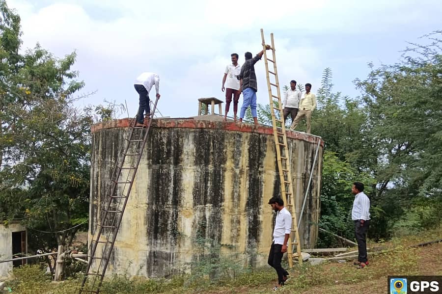 ಟ್ಯಾಂಕ್‌ ಸ್ವಚ್ಛಗೊಳಿಸಿದ ಪಂಚಾಯಿತಿ ಸಿಬ್ಬಂದಿ