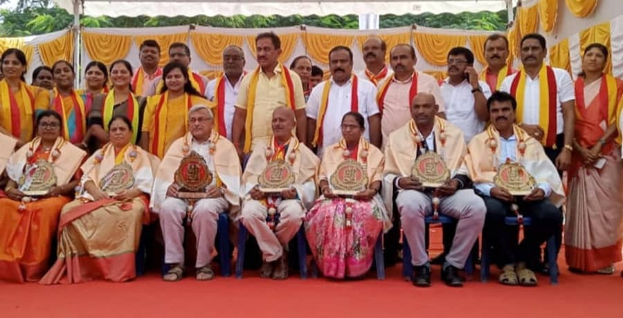 ಶ್ರೀರಂಗಪಟ್ಟಣದಲ್ಲಿ ತಾಲ್ಲೂಕು ಆಡಳಿತ ಬುಧವಾರ ಏರ್ಪಡಿಸಿದ್ದ 68ನೇ ಕರ್ನಾಟಕ ರಾಜ್ಯೋತ್ಸವದಲ್ಲಿ ವಿವಿಧ ಕ್ಷೇತ್ರಗಳ ಸಾಧಕರಿಗೆ ತಾಲ್ಲೂಕು ಮಟ್ಟದ ಕರ್ನಾಟಕ ರಾಜ್ಯೋತ್ಸವ ಪ್ರಶಸ್ತಿಯನ್ನು ಶಾಸಕ ರಮೇಶ ಬಂಡಿಸಿದ್ದೇಗೌಡ ಪ್ರದಾನ ಮಾಡಿದರು