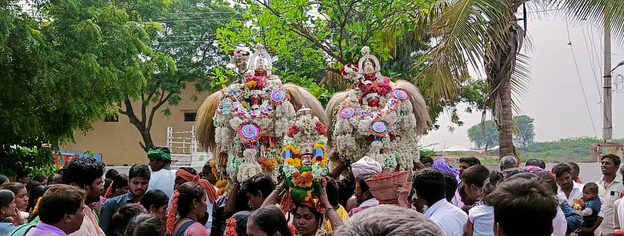 ತೆಕ್ಕಲಕೋಟೆ ಸಮೀಪದ ಗೋಸಬಾಳು ಗ್ರಾಮದಲ್ಲಿ ದೀಪಾವಳಿ ಹಬ್ಬದ ಅಂಗವಾಗಿ ಬುಧವಾರ ಪಂಚಲಿಂಗೇಶ್ವರ, ಬಿಳಿಗುದಿರೇಶ್ವರ, ಮರಿಗುದಿರೇಶ್ವರ ದೇವರುಗಳ ಪಲ್ಲಕ್ಕಿ ಉತ್ಸವ ಜರುಗಿತು