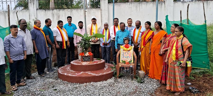 ಕುಕುಶಾಲನಗರ ಕಸಾಪ ಕಚೇರಿಯ ಆವರಣದಲ್ಲಿ ಬುಧವಾರ 68ನೇ ಕನ್ನಡ ರಾಜ್ಯೋತ್ಸವ ಆಚರಿಸಲಾಯಿತು