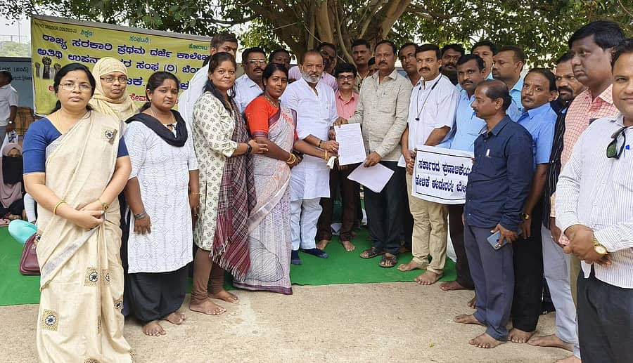 ಕೊಪ್ಪಳದಲ್ಲಿ ನಡೆಯುತ್ತಿರುವ ಅತಿಥಿ ಉಪನ್ಯಾಸಕರ ಧರಣಿ ಸ್ಥಳಕ್ಕೆ ಜೆಡಿಎಸ್ ರಾಜ್ಯ ಕೋರ್ ಕಮಿಟಿ ಸದಸ್ಯ ಭೇಟಿ ನೀಡಿ ಬೆಂಬಲ ವ್ಯಕ್ತಪಡಿಸಿದರು