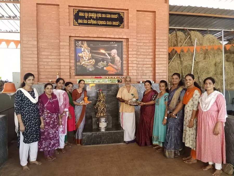 ಹೆಬ್ರಿಯ ಅಮೃತಭಾರತಿ ಮಾತೃ ಮಂಡಳಿ ವತಿಯಿಂದ ಮಾತೆಯರಿಗೆ ಹಾಗೂ ಸಾರ್ವಜನಿಕರಿಗೆ ನೀಡಿದ ಗೋಗ್ರಾಸ ನಿಧಿ ಹುಂಡಿಯಲ್ಲಿ ಸಂಗ್ರಹವಾದ ₹38,500 ಹಣವನ್ನು ಕಾರ್ತಿಕ ಮಾಸದ ಸಂದರ್ಭದಲ್ಲಿ ಹೆಬ್ರಿ ಗಿಲ್ಲಾಳಿ ಶ್ರೀ ವಿಶ್ವೇಶ ಕೃಷ್ಣ ಗೋಶಾಲೆಯ ಪ್ರಮುಖರಾದ ವಿದ್ವಾನ್ ಪದ್ಮನಾಭ ಆಚಾರ್ ಅವರಿಗೆ ನೀಡಲಾಯಿತು