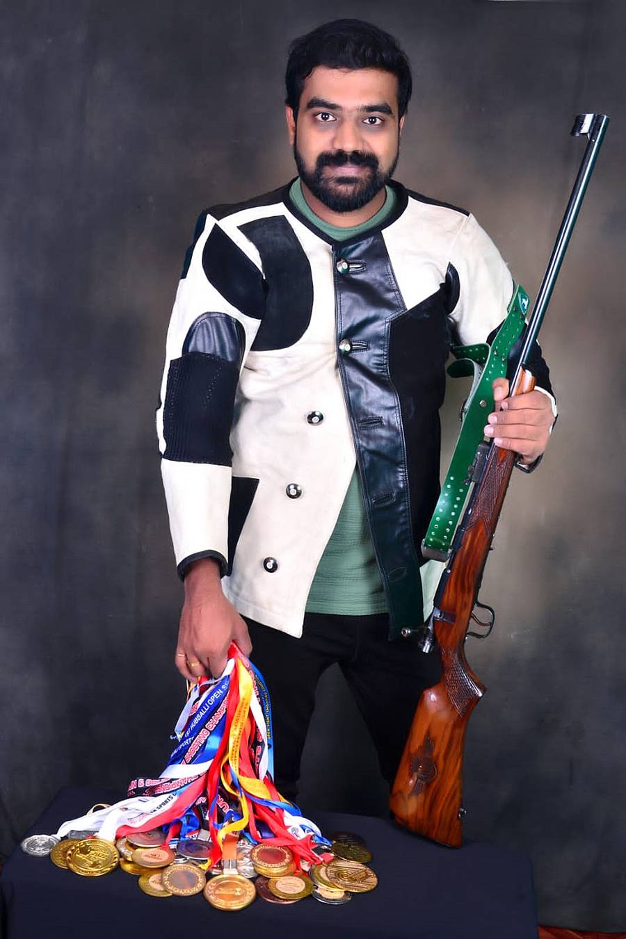 ತಾವು ಗಳಿಸಿದ ಪದಕಗಳೊಂದಿಗೆ ರಮೇಶ್ ಬಾಬು