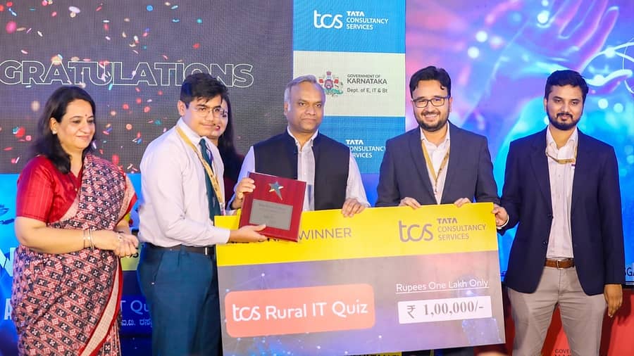 ಗ್ರಾಮೀಣ ಐಟಿ ರಸಪ್ರಶ್ನೆ ಸ್ಪರ್ಧೆಯಲ್ಲಿ ಪ್ರಥಮ ಸ್ಥಾನ ಪಡೆದ ಛತ್ತೀಸ್ಗಢದ ಉದಿತ್ ಪ್ರತಾಪ್ ಸಿಂಗ್ ಅವರಿಗೆ ಗುರುವಾರ ಸಚಿವ ಪ್ರಿಯಾಂಕ್ ಖರ್ಗೆ ನಗದು ಬಹುಮಾನ ವಿತರಿಸಿದರು.