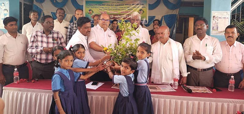 ರಟ್ಟೀಹಳ್ಳಿ ತಾಲ್ಲೂಕಿನ ಕುಡಪಲಿ ಗ್ರಾಮದಲ್ಲಿ ಗುರುವಾರ ನಡೆದ ವಿವಿಧ ಯೊಜನೆಯಡಿ ಸರ್ಕಾರಿ ಶಾಲಾ ಕೊಠಡಿ ಉದ್ಘಾಟನೆ ಕಾರ್ಯಕ್ರಮಕ್ಕೆ ಶಾಸಕ ಯು.ಬಿ. ಬಣಕಾರ ಚಾಲನೆ ನೀಡಿದರು