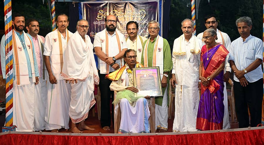 ಡಿಜಿ ಯಕ್ಷಗಾನ ಫೌಂಡೇಶನ್ ಇಲ್ಲಿನ ಕುಡುಪು ಅನಂತ ಪದ್ಮನಾಭ ದೇವಸ್ಥಾನದಲ್ಲಿ ಆಯೋಜಿಸಿದ್ದ 3ನೇ ವರ್ಷದ ಶ್ರೀಹರಿಲೀಲಾ ಯಕ್ಷನಾದ ಕಾರ್ಯಕ್ರಮದಲ್ಲಿ ಹಿರಿಯ ಮದ್ದಳೆಗಾರ ಮಿಜಾರು ಮೋಹನ್ ಶೆಟ್ಟಿಗಾರ್ ಅವರಿಗೆ ಶ್ರೀಹರಿಲೀಲಾ ಪ್ರಶಸ್ತಿ ಪ್ರದಾನ ಮಾಡಲಾಯಿತು– ಪ್ರಜಾವಾಣಿ ಚಿತ್ರ