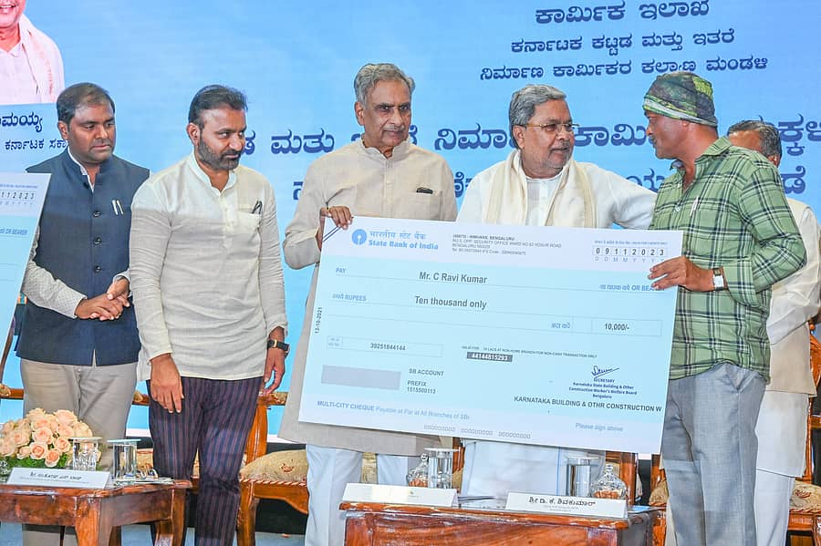 ಕಾರ್ಮಿಕ ಇಲಾಖೆ ಗುರುವಾರ ಕಟ್ಟಡ ಮತ್ತು ಇತರೆ ನಿರ್ಮಾಣ ಕಾರ್ಮಿಕರ ಮಕ್ಕಳಿಗೆ ಹಮ್ಮಿಕೊಂಡಿದ್ದ ಕಾರ್ಯಕ್ರಮದಲ್ಲಿ ಮುಖ್ಯಮಂತ್ರಿ ಸಿದ್ದರಾಮಯ್ಯ ಶೈಕ್ಷಣಿಕ ಸಹಾಯಧನ ವಿತರಿಸಿದರು. ಸಂತೋಷ್‌ ಲಾಡ್‌, ಬಸವರಾಜ ಹೊರಟ್ಟಿ, ಕೆ.ಎಚ್‌.ಮುನಿಯಪ್ಪ ಇದ್ದಾರೆ–ಪ್ರಜಾವಾಣಿ ಚಿತ್ರ.