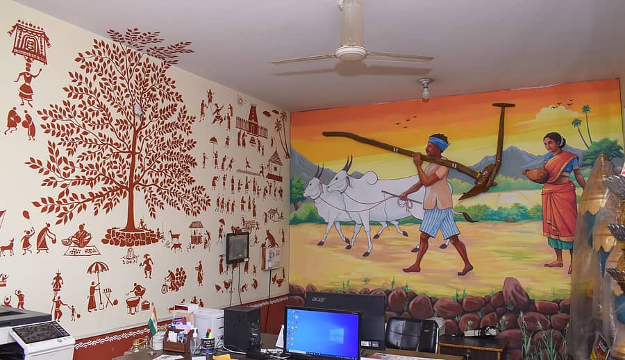 <div class="paragraphs"><p>ಸುಭಾಷ್‌ನಗರದಲ್ಲಿರುವ ಕ್ರಿಯೇಟಿವ್‌ ಸಂಸ್ಥೆಯಲ್ಲಿರುವ ಜನಪದ, ರೈತ ಶೈಲಿಯ ಸುಂದರ ಚಿತ್ರ</p></div>