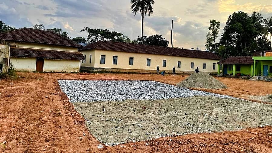 ಪಂಚಾಯತಿ ವತಿಯಿಂದ ನರೇಗಾ ಯೋಜನೆ ಅಡಿ ನಿರ್ಮಾಣವಾಗುತ್ತಿರುವ ಶಾಲಾ ಆಟದ ಮೈದಾನದ ಕಾಮಗಾರಿ