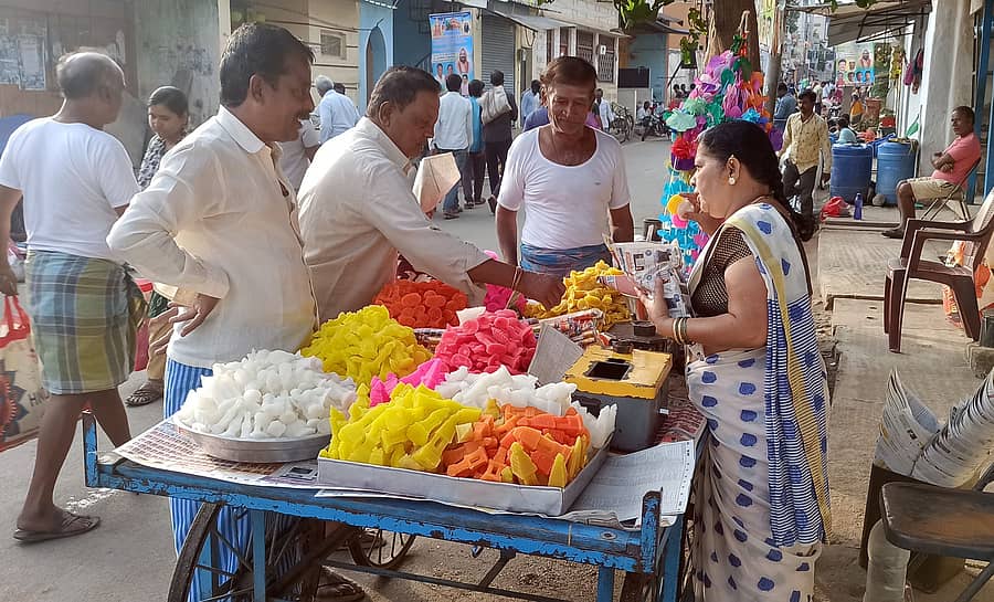 ರಾಣೆಬೆನ್ನೂರಿನ ದೊಡ್ಡಪೇಟೆಯ ರತ್ನವ್ವ ಪ್ರಕಾಶ ಕೊತಂಬ್ರಿ ಅವರು ತಳ್ಳು ಗಾಡಿಯಲ್ಲಿ ಮಾರುಕಟ್ಟೆಗೆ ಸಕ್ಕರಿ ಗೊಂಬೆಗಳ ಮಾರಾಟಕ್ಕೆ ತಂದಿದ್ದಾರೆ.
