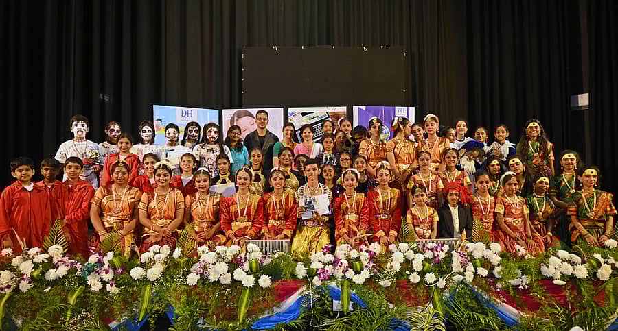 ನಗರದಲ್ಲಿ ಶುಕ್ರವಾರ ನಡೆದ ‘ಡೆಕ್ಕನ್ ಹೆರಾಲ್ಡ್’ ಮಾಸ್ಟರ್ಮೈಂಡ್ ಅಂತರಶಾಲಾ ನೃತ್ಯ ಸ್ಪರ್ಧೆಯಲ್ಲಿ ವಿಜೇತರಾದ ತಂಡಗಳಿಗೆ ಬಹುಮಾನ ವಿತರಿಸಲಾಯಿತು. – ಪ್ರಜಾವಾಣಿ ಚಿತ್ರ