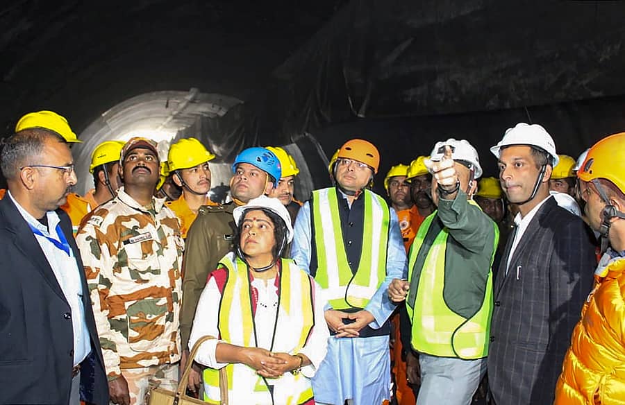 <div class="paragraphs"><p>ಉತ್ತರಾಖಂಡ ಮುಖ್ಯಮಂತ್ರಿ ಪುಷ್ಕರ್ ಸಿಂಗ್ ಧಾಮಿ ಅವರು ಕುಸಿತವಾಗಿರುವ ಸುರಂಗದ ಸ್ಥಳಕ್ಕೆ ಭೇಟಿ ನೀಡಿ, ಕಾರ್ಮಿಕರ ರಕ್ಷಣಾ ಕಾರ್ಯಾಚರಣೆಯ ಮಾಹಿತಿ ಪಡೆದರು </p></div>
