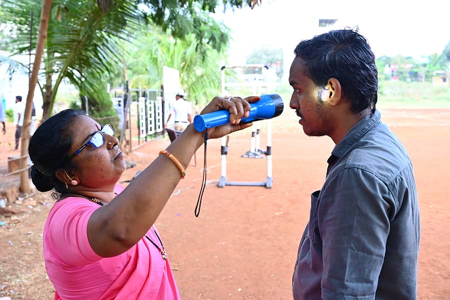 ಬೀದರ್‌ನ ಸಿದ್ದಾರ್ಥ ಕಾಲೇಜಿನಲ್ಲಿ ಭಾನುವಾರ ಸ್ಪರ್ಧಾತ್ಮಕ ಪರೀಕ್ಷೆ ಬರೆಯಲು ಬಂದಿದ್ದ ಅಭ್ಯರ್ಥಿಯ ಕಿವಿಯ ಭಾಗವನ್ನು ತಪಾಸಣೆ ಮಾಡಲಾಯಿತು