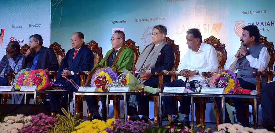 ರಾಮಯ್ಯ ಕಾನೂನು ಕಾಲೇಜಿನಲ್ಲಿ ನಡೆದ ‘ಲಾ ಏಷಿಯಾ ಅಂತರರಾಷ್ಟ್ರೀಯ ಅಣಕು ನ್ಯಾಯಾಲಯ ಸ್ಪರ್ಧೆ’ ಉದ್ಘಾಟನೆ ಸಮಾರಂಭದಲ್ಲಿ ಎಂ.ಆರ್.ಜಯರಾಂ, ರಾಫೇಲ್ ಟೇ, ಇಸೋಮಿ ಸುಝುಕಿ, ವೆಸ್ಟ್ ನರೆಥ್ ಹಿಬ್, ರಾಮಯ್ಯ ಎಂ.ಆರ್.ಆನಂದರಾಮ್ ಇದ್ದರು