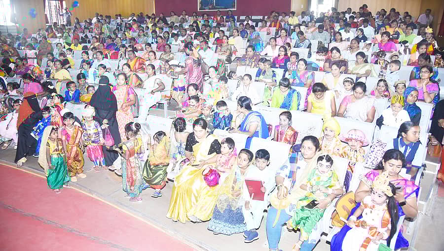 ತುಮಕೂರಿನಲ್ಲಿ ಸೋಮವಾರ ಮಹಿಳಾ ಮತ್ತು ಮಕ್ಕಳ ಅಭಿವೃದ್ಧಿ ಇಲಾಖೆಯಿಂದ ಆಯೋಜಿಸಿದ್ದ ಜಿಲ್ಲಾ ಮಟ್ಟದ ಮಕ್ಕಳ ದಿನಾಚರಣೆ ಕಾರ್ಯಕ್ರಮದಲ್ಲಿ ಭಾಗವಹಿಸಿದ್ದ ಮಕ್ಕಳು ಮತ್ತು ಪೋಷಕರು