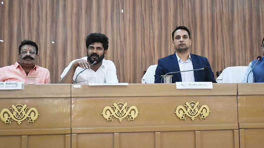 ಮಡಿಕೇರಿಯ ಜಿಲ್ಲಾ ಪಂಚಾಯತಿಯಲ್ಲಿ ಬುಧವಾರ ನಡೆದ ‘ಜಿಲ್ಲಾ ಅಭಿವೃದ್ಧಿ ಸಮನ್ವಯ ಮತ್ತು ಉಸ್ತುವಾರಿ ಸಮಿತಿ’ಯಲ್ಲಿ ಸಂಸದ ಪ್ರತಾಪಸಿಂಹ ಅಧಿಕಾರಿಗಳಿಗೆ ಸೂಚನೆಗಳನ್ನು ನೀಡಿದರು. ವಿಧಾನಪರಿಷತ್ ಸದಸ್ಯ ಸುಜಾ ಕುಶಾಲಪ್ಪ, ಜಿಲ್ಲಾಧಿಕಾರಿ ವೆಂಕಟ್ ರಾಜಾ, ಜಿಲ್ಲಾ ಪಂಚಾಯಿತಿ ಮುಖ್ಯ ಕಾರ್ಯನಿರ್ವಹಣಾಧಿಕಾರಿ ವರ್ಣಿತ್ ನೇಗಿ ಇದ್ದಾರೆ