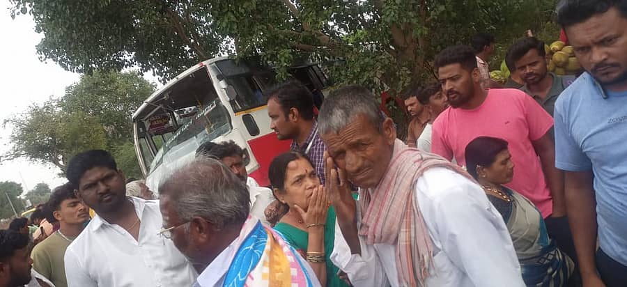 ಕೊಪ್ಪಳದಲ್ಲಿ ಸೋಮವಾರ ಬಸ್ ಡಿಕ್ಕಿ ಹೊಡೆದಿದ್ದರಿಂದ ಗಾಬರಿಯಾಗಿದ್ದ ಪ್ರಯಾಣಿಕರು