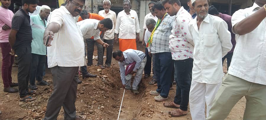 ಹರಿಹರದ ಬೀರೂರು-ಸಮ್ಮಸಗಿ ಹೆದ್ದಾರಿಯ ಅಳತೆ ಕಾರ್ಯವನ್ನು ಪಿಡಬ್ಲುಡಿ ಅಧಿಕಾರಿಗಳು ಬುಧವಾರ ನಡೆಸಿದರು