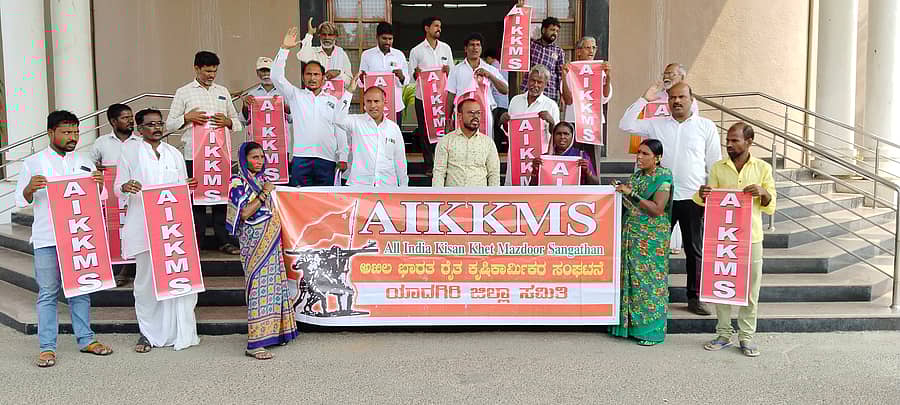 ಬರ ಪರಿಹಾರ ಕಾಮಗಾರಿಗಳನ್ನು ಕೂಡಲೇ ಆರಂಭಿಸಲು ಆಗ್ರಹಿಸಿ ಅಖಿಲ ಭಾರತ ರೈತ ಕೃಷಿ ಕಾರ್ಮಿಕರ ಸಂಘಟನೆ (ಎಐಕೆಕೆಎಂಎಸ್) ವತಿಯಿಂದ ಜಿಲ್ಲಾಧಿಕಾರಿ ಕಚೇರಿ ಬಳಿ ಗುರುವಾರ ಪ್ರತಿಭಟನೆ ನಡೆಸಲಾಯಿತು