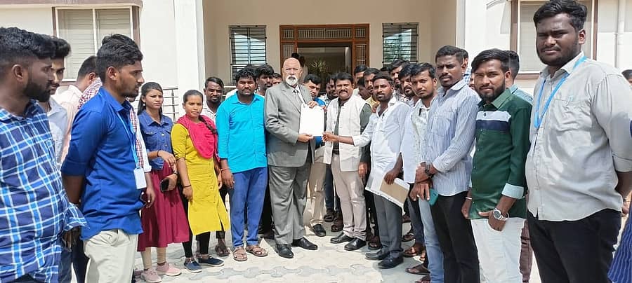 ತಾಲ್ಲೂಕಿನ ರಾಯಚೂರು ವಿಶ್ವವಿದ್ಯಾಲಯದ ಆವರಣದಲ್ಲಿ ದಲಿತ ವಿಧ್ಯಾರ್ಥಿ ಪರಿಷತ್ (ಡಿವಿಪಿ) ಗುರುವಾರ ವಿಶ್ವವಿದ್ಯಾಲಯದ ಕುಲಪತಿ ಪ್ರೋ.ಹರೀಶ ರಾಮಸ್ವಾಮಿ ಅವರಿಗೆ ಮನವಿ ಸಲ್ಲಿಸಿದರು.