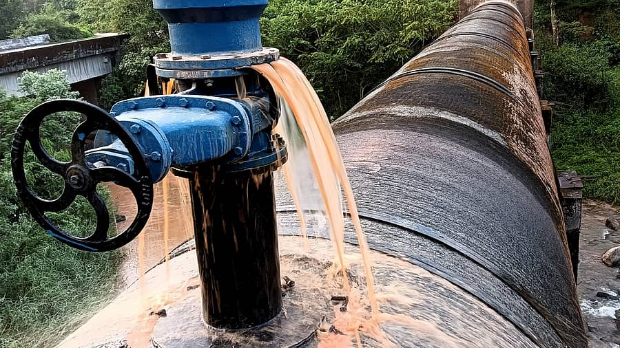 ಸಕಲೇಶಪುರ ತಾಲ್ಲೂಕು ಕುಂಬರಡಿ ಗ್ರಾಮದ ಎತ್ತಿನಹಳ್ಳ ಬಳಿ ಪೈಪ್‌ಲೈನ್‌ ವಾಲ್‌ನಲ್ಲಿ ಸೋರಿಕೆ ಆಗುತ್ತಿರುವುದು.