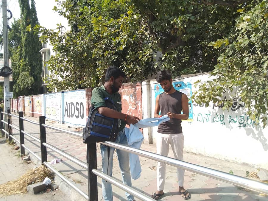 <div class="paragraphs"><p>ಅಂಗಿ ತೋಳು ಕತ್ತರಿಸಿಕೊಳ್ಳುತ್ತಿರುವ ಅಭ್ಯರ್ಥಿಗಳು</p></div>