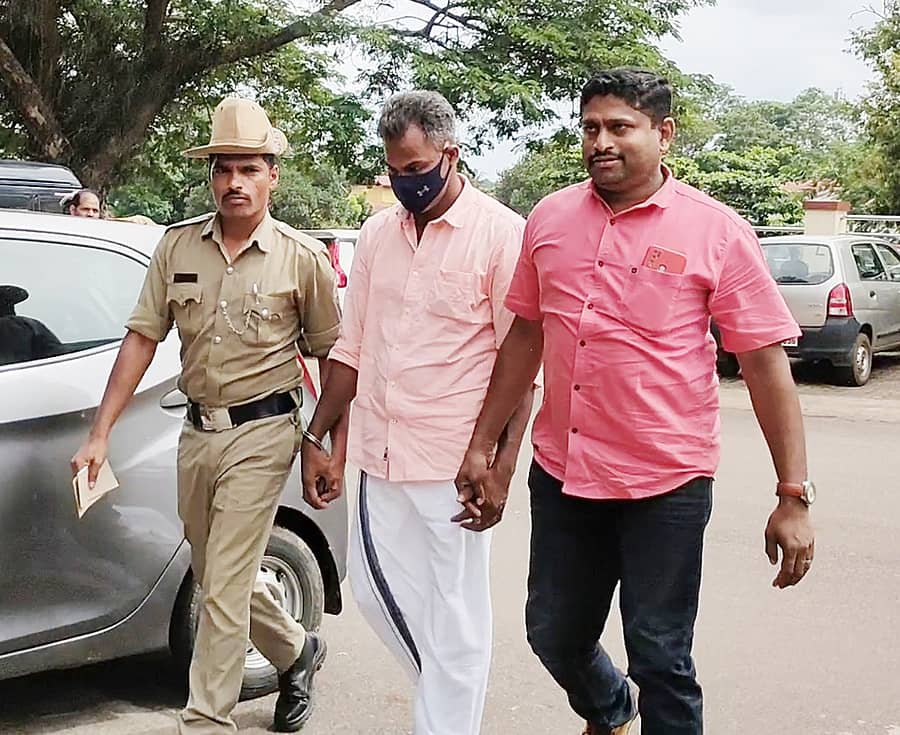 ಕುದ್ಕಾಡಿ ಮನೆ ದರೋಡೆ ಪ್ರಕರಣದ ಪ್ರಮುಖ ಆರೋಪಿ ರವಿಯನ್ನು ಪೊಲೀಸರು ಪುತ್ತೂರು ನ್ಯಾಯಾಲಯಕ್ಕೆ ತರೆತಂದು ಹಾಜರುಪಡಿಸಿದರು