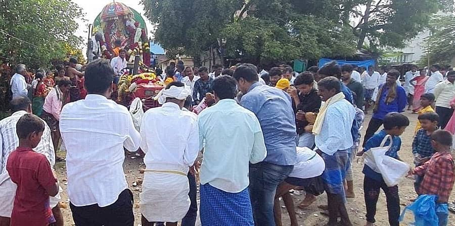 ಬೆಳಕವಾಡಿ ಸಮೀಪದ ಕುಂದೂರು ಗ್ರಾಮದ ಕುಂದೂರಮ್ಮನ ಚಿನ್ನದ ಮೂರ್ತಿಯ ಪಲ್ಲಕ್ಕಿ ಉತ್ಸವ ಮೆರವಣಿಗೆ ನಡೆಯಿತು