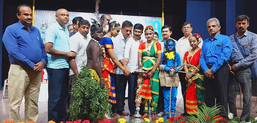 ಕೋಲಾರದಲ್ಲಿ ಸೋಮವಾರ ಹಮ್ಮಿಕೊಂಡಿದ್ದ ಜಿಲ್ಲಾಮಟ್ಟದ ಪ್ರತಿಭಾ ಕಾರಂಜಿ ಮತ್ತು ಕಲೋತ್ಸವ ಸ್ಪರ್ಧೆಗಳಿಗೆ ವಿಧಾನ ಪರಿಷತ್ ಸದಸ್ಯರಾದ ಇಂಚರ ಗೋವಿಂದರಾಜು ಹಾಗೂ ಎಂ.ಎಲ್‌.ಅನಿಲ್‌ ಕುಮಾರ್‌ ಚಾಲನೆ ನೀಡಿದರು