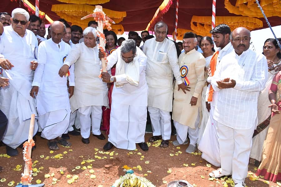 2018ರಲ್ಲಿ ಗದಗ ನಗರದಲ್ಲಿ ಗ್ರಾಮೀಣಾಭಿವೃದ್ಧಿ ವಿಶ್ವವಿದ್ಯಾಲಯದ ಶಂಕುಸ್ಥಾಪನೆ ನೆರವೇರಿಸಿದ್ದ ಮುಖ್ಯಮಂತ್ರಿ ಸಿದ್ದರಾಮಯ್ಯ. ಸಚಿವ ಎಚ್.ಕೆ.ಪಾಟೀಲ ಇದ್ದಾರೆ (ಸಂಗ್ರಹ ಚಿತ್ರ)