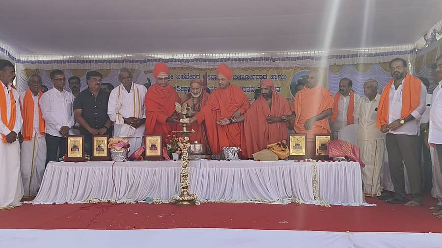 ಕುಶಾಲನಗರ ಸಮೀಪದ ಹೆಬ್ಬಾಲೆಯಲ್ಲಿ ಪುನರ್ ನಿರ್ಮಾಣಗೊಂಡ ಬಸವೇಶ್ವರ ದೇವಾಲಯ ಉದ್ಘಾಟನೆ ಹಾಗೂ ಧಾರ್ಮಿಕ ಕಾರ್ಯಕ್ರಮವನ್ನು ಅರೆಮಾದನಹಳ್ಳಿಯ ಶಿವಸುಜ್ಞಾನ ತೀರ್ಥ ಸ್ವಾಮೀಜಿ ಉದ್ಘಾಟಿಸಿದರು. ವಿರಾಜಪೇಟೆ ಅರಮೇರಿ ಕಳಂಚೇರಿ ಮಠದ ಶಾಂತಮಲ್ಲಿಕಾರ್ಜುನ ಸ್ವಾಮೀಜಿ, ಕಿರಿಕೊಡ್ಲಿ ಮಠಾಧೀಶ ಸದಾಶಿವ ಸ್ವಾಮೀಜಿ, ಪ್ರತಿಷ್ಠಾಪನಾ ಸಮಿತಿ ಅಧ್ಯಕ್ಷ ಎಚ್.ಎನ್.ಬಸವರಾಜು ಇದ್ದಾರೆ