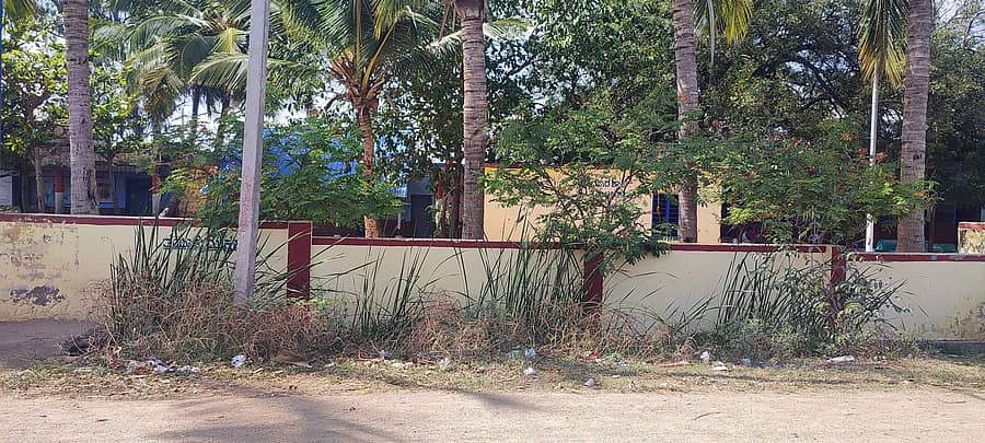 ಗಜೇಂದ್ರಗಡ ಸಮೀಪದ ವೀರಾಪುರ ಗ್ರಾಮದಲ್ಲಿನ ಪ್ರಾಥಮಿಕ ಶಾಲೆ ಮುಂದಿನ ಚರಂಡಿಯಲ್ಲಿ ಹೂಳು ತುಂಬಿಕೊಂಡಿದೆ