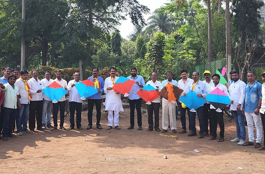 ಮೂಡಲಗಿಯಲ್ಲಿ ರಾಜ್ಯೋತ್ಸವ ಅಂಗವಾಗಿ ಎಸ್ಎಸ್ಆರ್ ಕಾಲೇಜು ಮೈದಾನದಲ್ಲಿ ಅತಿಥಿಗಳು ಗಾಳಿಪಟ ಹಾರಿಸಿದರು.