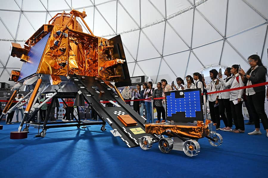 ಬೆಂಗಳೂರಿನಲ್ಲಿ ಬುಧವಾರ ಆರಂಭವಾದ ಬೆಂಗಳೂರು ಟೆಕ್ ಸಮ್ಮಿಟ್ ನಲ್ಲಿ ಜನರ ಗಮನ ಸೆಳೆದ ಚಂದ್ರಯಾನದ ಮಾದರಿ –ಪ್ರಜಾವಾಣಿ ಚಿತ್ರ