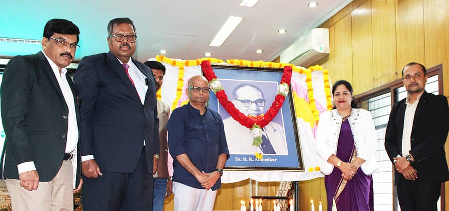 ತುಮಕೂರು ವಿಶ್ವವಿದ್ಯಾಲಯದಲ್ಲಿ ಸೋಮವಾರ ಸಂವಿಧಾನ ದಿನ ಆಚರಿಸಲಾಯಿತು. ಹಿಮಾಚಲ ಪ್ರದೇಶದ ಹೈಕೋರ್ಟ್ ನಿವೃತ್ತ ಮುಖ್ಯ ನ್ಯಾಯಮೂರ್ತಿ ಎಲ್.ನಾರಾಯಣಸ್ವಾಮಿ, ಹಿರಿಯ ಪತ್ರಕರ್ತ ದಿನೇಶ್ ಅಮೀನ್ ಮಟ್ಟು, ಕುಲಪತಿ ಪ್ರೊ.ಎಂ.ವೆಂಕಟೇಶ್ವರಲು, ಜಿಲ್ಲಾ ಕಾನೂನು ಸೇವೆಗಳ ಪ್ರಾಧಿಕಾರದ ಸದಸ್ಯ ಕಾರ್ಯದರ್ಶಿ ನೂರುನ್ನೀಸಾ ಇದ್ದಾರೆ