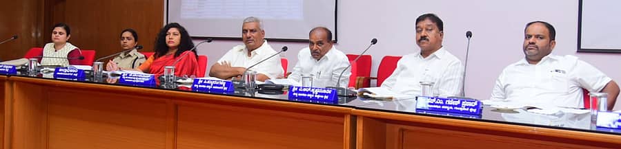 ಬರಪರಿಸ್ಥಿತಿ ನಿರ್ವಹಣೆಗೆ ಸಂಬಂಧಿಸಿದಂತೆ ಜಿಲ್ಲಾ ಉಸ್ತುವಾರಿ ಸಚಿವ ಕೆ.ವೆಂಕಟೇಶ್ ಅವರ ನೇತೃತ್ವದಲ್ಲಿ ಅಧಿಕಾರಿಗಳ ಸಭೆ ನಡೆಯಿತು. ಅಧಿಕಾರಿಗಳು, ಶಾಸಕರು ಇದ್ದರು