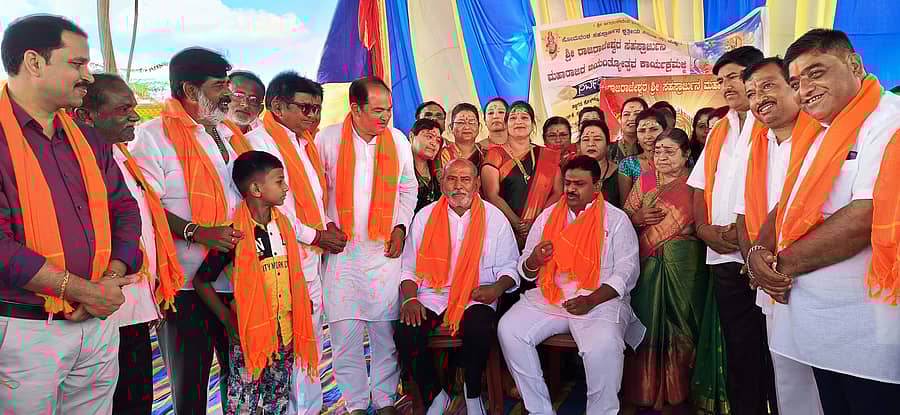 ಕುಷ್ಟಗಿಯಲ್ಲಿನ ಸಹಸ್ರಾರ್ಜುನ ಜಯಂತಿ ಕಾರ್ಯಕ್ರಮದಲ್ಲಿ ಸಂಸದ ಸಂಗಣ್ಣ ಕರಡಿ, ಶಾಸಕ ದೊಡ್ಡನಗೌಡ ಪಾಟೀಲ ಇತರರು ಇದ್ದರು