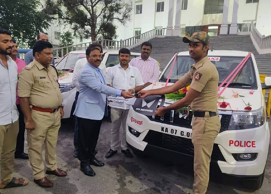 ಕೋಲಾರದಲ್ಲಿ ಶಾಸಕ ಕೊತ್ತೂರು ಮಂಜುನಾಥ್, ಪೊಲೀಸ್ ಇಲಾಖೆಗೆ ವಾಹನ ಹಸ್ತಾಂತರಿಸಿದರು. ಅಕ್ರಂ ಪಾಷ, ಎಂ.ನಾರಾಯಣ, ನಂದಿನಿ ಪ್ರವೀಣ್, ಮೈಲಾಂಡಹಳ್ಳಿ ಮುರಳಿ ಇದ್ದಾರೆ