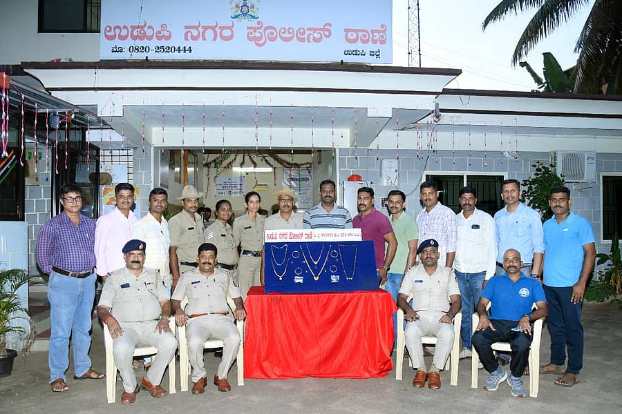76 ಬಡಗಬೆಟ್ಟು ಗ್ರಾಮದಲ್ಲಿ ಈಚೆಗೆ ಮನೆಯಲ್ಲಿ ₹ 8.46 ಲಕ್ಷ ಮೌಲ್ಯದ ಚಿನ್ನಾಭರಣ ಕಳವು ಮಾಡಿದ್ದ ಆರೋಪಿಯನ್ನು ಪೊಲೀಸರು ಮಂಗಳವಾರ ಬಂಧಿಸಿದ್ದಾರೆ