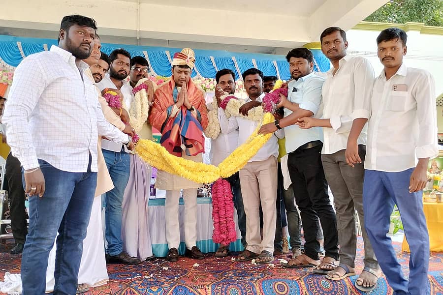 ಗುರುಮಠಕಲ್ ಹತ್ತಿರದ ಗಾಜರಕೋಟ ಗ್ರಾಮದ ಕೆಪಿಎಸ್‌ ನೂತನ ಕಟ್ಟಡ ಉದ್ಘಾಟನಾ ಕಾರ್ಯಕ್ರಮದಲ್ಲಿ ಶಾಸಕ ಶರಣಗೌಡ ಕಂದಕೂರ ಅವರನ್ನು ಸನ್ಮಾನಿಸಲಾಯಿತು